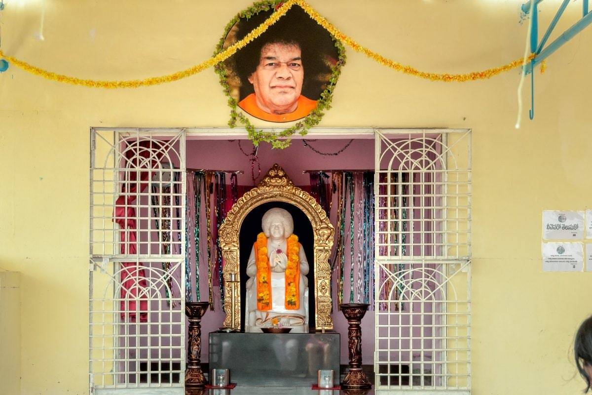 Sathya Sai Baba Death Anniversary 2024: 7 Motivational Quotes to Start ...